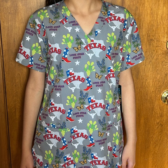 Texas ! Heart of Texas scrub top - Picture 1 of 5